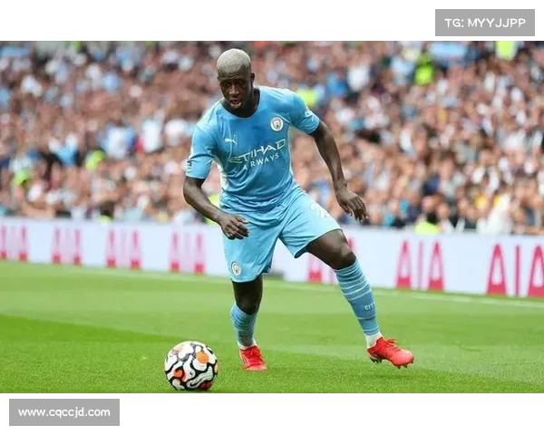 曼城7号后卫角色解析：从防守支柱到进攻辅助的多重职责