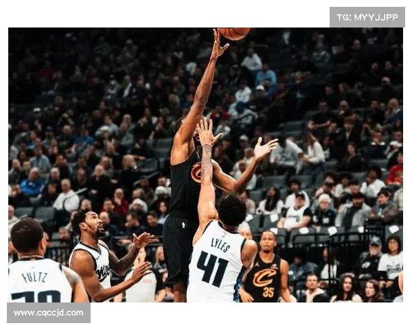 布朗在比赛中如何凭借精准投篮和出色防守砍下23分的精彩表现